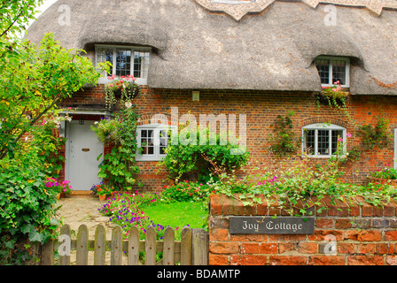 Traditionelle englische Reetdach Landhaus Chawton, in der Nähe von Alton, Hampshire, UK. Stockfoto
