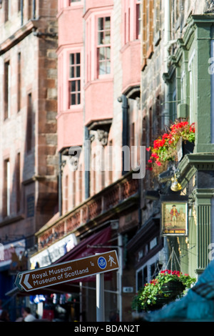 Eine schiefen Straßen Zeichen außerhalb der Diakon Brodies Taverne in der Royal Mile, Edinburgh Stockfoto