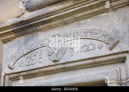 Schnitzwerk in Stein über dem Eingang zum Abschluss auf Edinburghs High Street, stammt aus dem Jahre 1622. Eine lateinische Inschrift ist sichtbar. Stockfoto