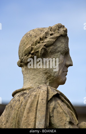 Statue auf der Terrasse mit Blick auf die große Badewanne an die römischen Bäder in Bath Stockfoto