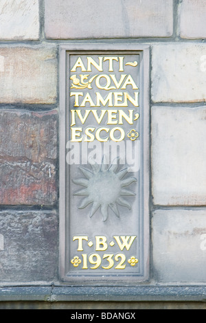 Lateinische Inschrift Platten inmitten von alten Steinmauern. Blattgold ist die lateinische Schrift hervorgehoben. Stockfoto