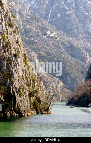Boot im Fluss Treska auf die Matka Canyon in der Nähe von Skopje Mazedonien Stockfoto