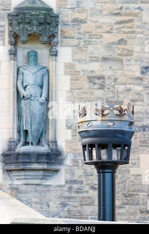 Die Statue von König Robert the Bruce, König Schottlands Krieger steht teilnahmslos in einer Nische am Eingang zum Edinburgh Castle Stockfoto