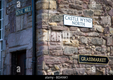 Straße Zeichen auf Altbauten in Edinburghs Royal Mile Stockfoto