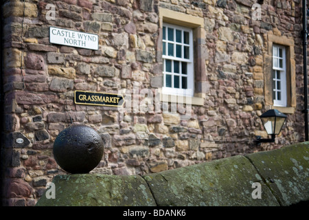 Straße Zeichen auf Altbauten in Edinburghs Royal Mile Stockfoto