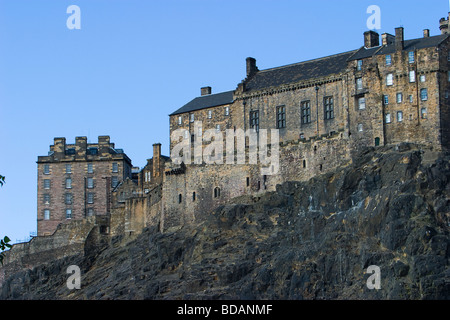 Edinburgh Castle auf Castle Rock mit einem klaren blauen Himmel oben sitzt. Stockfoto