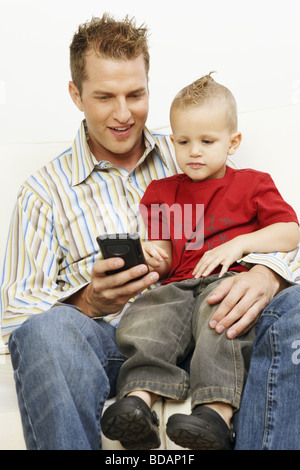 Mitte erwachsenen Mannes Videospiel mit seinem Sohn Stockfoto