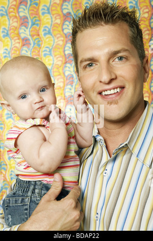 Porträt eines Mitte erwachsenen Mannes mit seinem Sohn und lächelnd Stockfoto