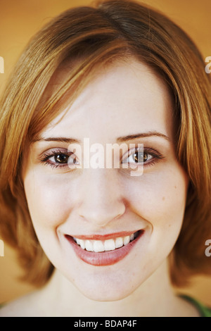 Nahaufnahme einer jungen Frau, Lächeln Stockfoto