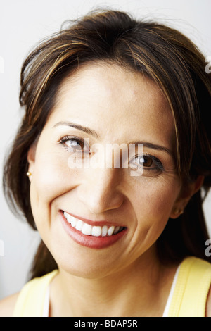 Porträt einer Mitte erwachsenen Frau lächelnd Stockfoto