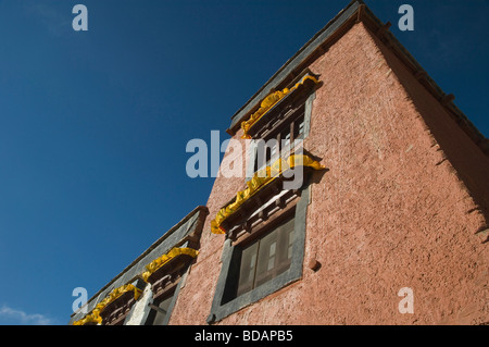 Niedrigen Winkel Blick auf eine Gompa, Namgyal Tsemos Gompa, Leh, Ladakh, Jammu und Kaschmir, Indien Stockfoto