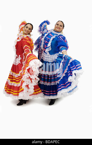 Porträt von zwei jungen Frauen tragen traditionelle Kleidung und Tanz Stockfoto