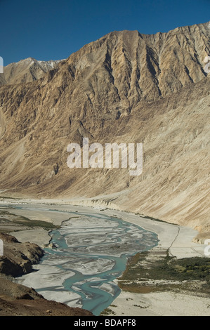 Fluss fließt durch ein Tal, Shyok Fluß Nubra Tal, Ladakh, Jammu und Kaschmir, Indien Stockfoto