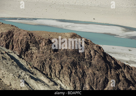 Fluss fließt durch ein Tal, Shyok Fluß Nubra Tal, Ladakh, Jammu und Kaschmir, Indien Stockfoto