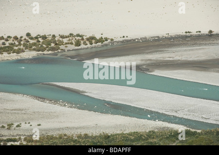 Fluss fließt durch ein Tal, Shyok Fluß Nubra Tal, Ladakh, Jammu und Kaschmir, Indien Stockfoto