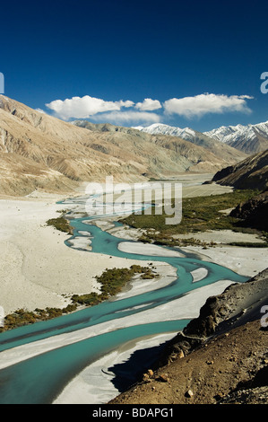 Fluss fließt durch ein Tal, Shyok Fluß Nubra Tal, Ladakh, Jammu und Kaschmir, Indien Stockfoto