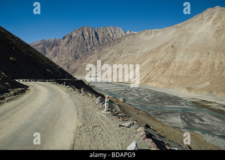 Straße durch das Tal entlang einem Fluss, Shyok Nubra Tal, Ladakh, Jammu und Kaschmir, Indien Stockfoto