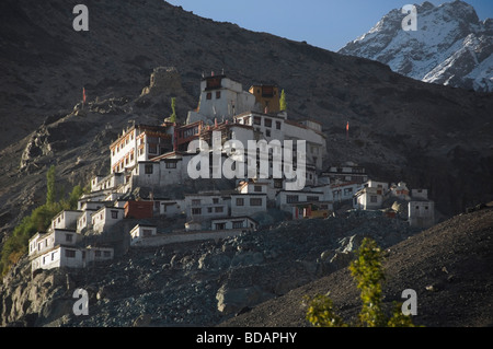 Niedrigen Winkel Blick auf ein Kloster Diskit Nubra Tal, Ladakh, Jammu und Kaschmir, Indien Stockfoto