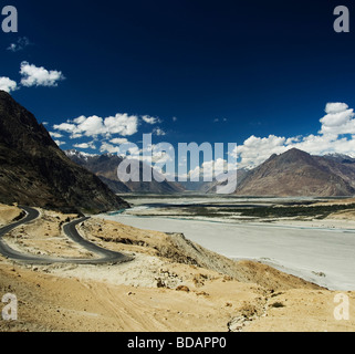 Straße, die durch Bergketten, Shyok Fluß Nubra Tal, Ladakh, Jammu und Kaschmir, Indien Stockfoto