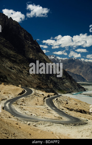 Straße, die durch Bergketten, Shyok Fluß Nubra Tal, Ladakh, Jammu und Kaschmir, Indien Stockfoto