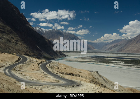 Straße, die durch Bergketten, Shyok Fluß Nubra Tal, Ladakh, Jammu und Kaschmir, Indien Stockfoto