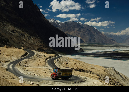 Straße, die durch Bergketten, Shyok Fluß Nubra Tal, Ladakh, Jammu und Kaschmir, Indien Stockfoto