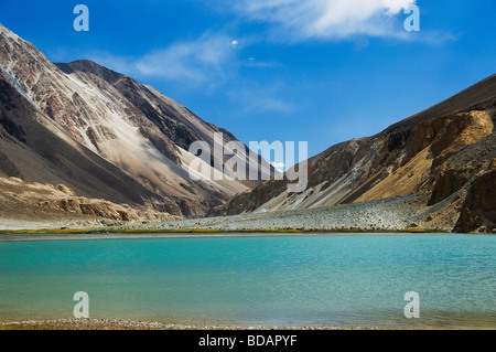 See mit Bergketten im Hintergrund, Pangong Tso See, Ladakh, Jammu und Kaschmir, Indien Stockfoto