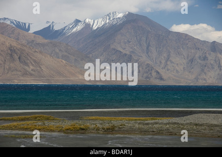 See entlang einer Bergkette, Pangong Tso See, Ladakh, Jammu und Kaschmir, Indien Stockfoto