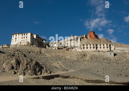 Niedrigen Winkel Ansicht eines Klosters, Spituk Kloster, Ladakh, Jammu und Kaschmir, Indien Stockfoto