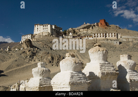 Stupa mit Kloster im Hintergrund, Spituk Kloster, Ladakh, Jammu und Kaschmir, Indien Stockfoto