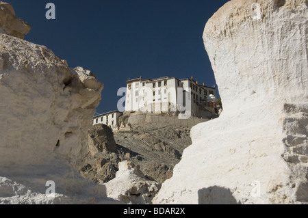 Stupa mit Kloster im Hintergrund, Spituk Kloster, Ladakh, Jammu und Kaschmir, Indien Stockfoto