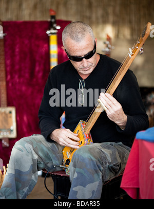 Mann Cigar Box Gitarre spielen Stockfoto