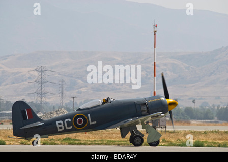 Eine Hawker Sea Fury taxis nach dem Flug bei einer Flugschau auf dem Laufsteg. Stockfoto