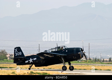 Eine Grumman Avenger taxis nach dem Flug bei einer Flugschau auf dem Laufsteg. Stockfoto