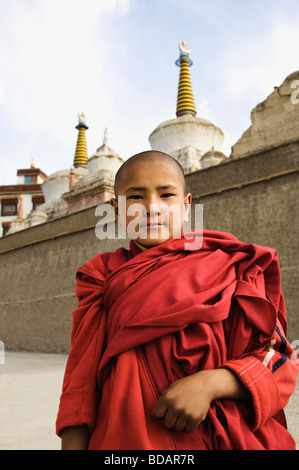 Kind-Mönch steht man vor einem Kloster, Gästehaus, Ladakh, Jammu und Kaschmir, Indien Stockfoto