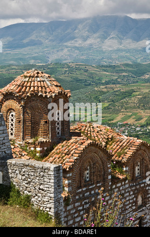 Blick über die Dächer von Agia Triada Kirche der Heiligen Dreifaltigkeit am Rande der Zitadelle über Berat in Mittelalbanien Stockfoto