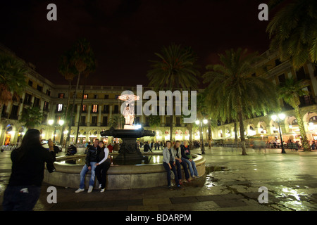 Brunnen am Plaça Reial in der Stadt Barcelona in Spanien Stockfoto