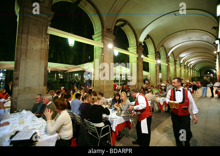 Restaurant im Plaça Reial in der Stadt Barcelona in Spanien Stockfoto