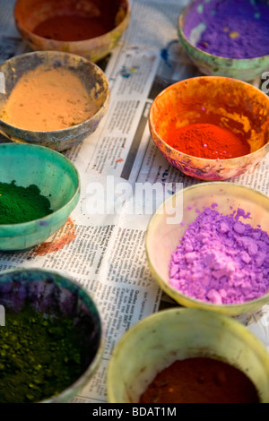 Kunststoff-Töpfe von rohen pulverisierte Farbstoff im Stadtteil Färber der Souk, Medina, Marrakesch, Marokko, Nordafrika Stockfoto