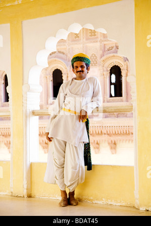 Mann, der in einem Korridor steht Meherangarh Fort, Jodhpur, Rajasthan, Indien Stockfoto