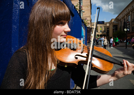 Weibliche Studenten studieren Musik als Straßenmusikant in Buchanan Street Glasgow, Schottland, England, UK Stockfoto