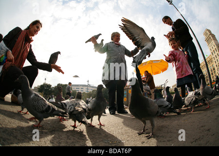 Menschen stehen auf dem Platz Placa Catalunya befindet sich in der Stadt Barcelona in Spanien Stockfoto