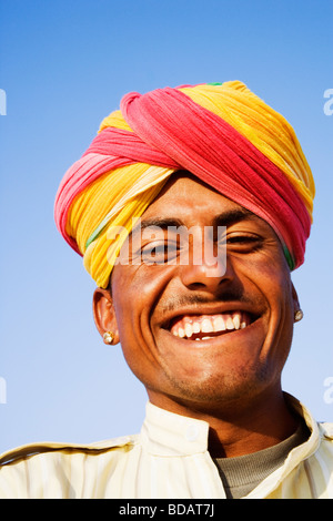 Porträt eines jungen Mannes lächelnd, Jaisalmer, Rajasthan, Indien Stockfoto