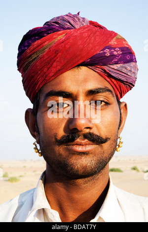 Porträt eines jungen Mannes, Jaisalmer, Rajasthan, Indien Stockfoto