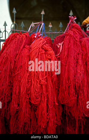 Gefärbte Gewebe Garn im Stadtteil Färber Souk, Medina, Marrakesch, Marokko, Nordafrika Stockfoto