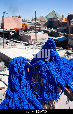 Gefärbte Gewebe Garn im Stadtteil Färber Souk, Medina, Marrakesch, Marokko, Nordafrika Stockfoto