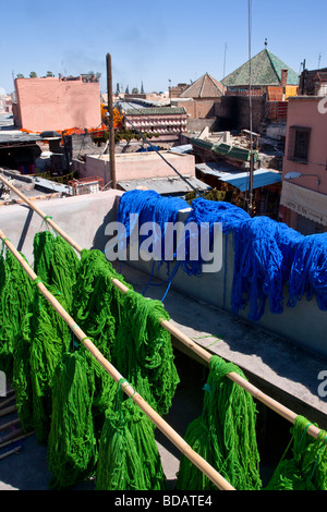 Gefärbte Gewebe Garn im Stadtteil Färber Souk, Medina, Marrakesch, Marokko, Nordafrika Stockfoto