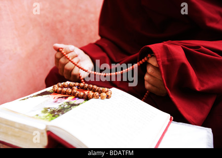 Mönch hält Gebetsketten, Bodhgaya, Gaya, Bihar, Indien Stockfoto