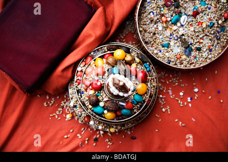 Religiöse Angebot in Containern, Gaya, Bihar, Indien Stockfoto