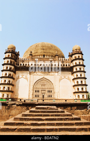 Fassade eines Mausoleums, Gol Gumbaz, Bijapur, Karnataka, Indien Stockfoto